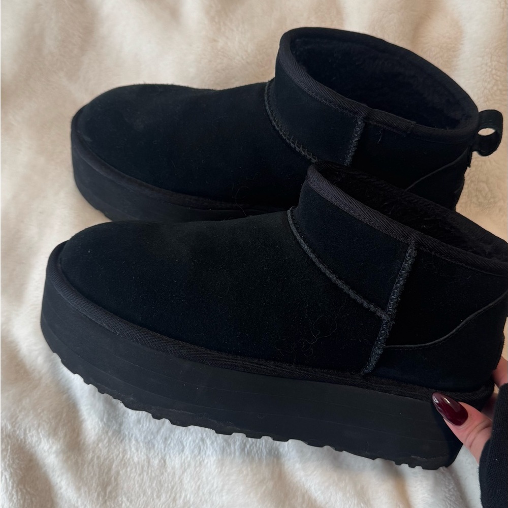 Women's Black Platform UGGS (Used, Like NEW)
